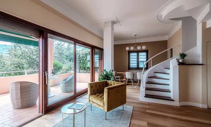Como Apartment | Discover Vila Sofia: Family-Friendly Stay with Pool & Breakfast