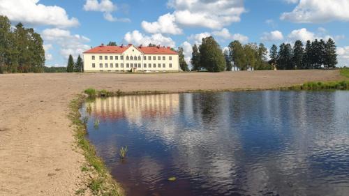 Nivala Hotel | Jokihovi: Pet-Friendly Retreat with Oceanfront Views
