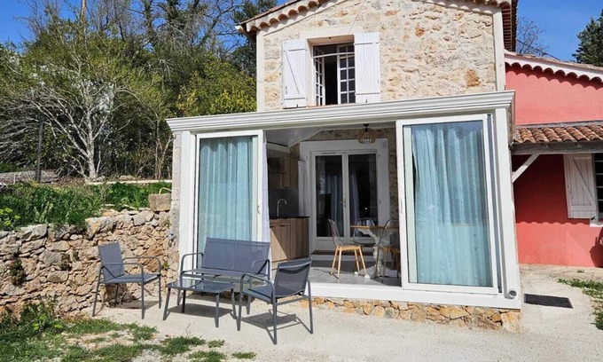 Flassans-sur-Issole Apartment | Elegant Apartment in Villa with Kitchen and Garden Access