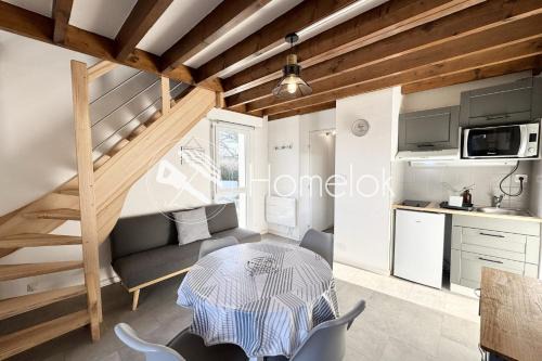 Locmariaquer Apartment | Cozy Duplex Retreat Steps from the Port, Family-Friendly