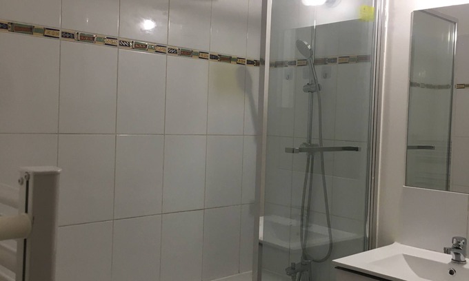 Aubervilliers Apartment | Inviting Jolie 2 Pièces in Aubervilliers with Spa Access