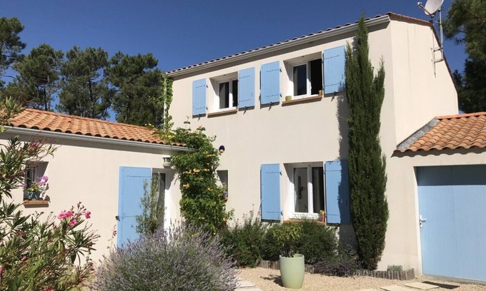 La Faute-sur-Mer Villa | Beachfront Jolie Villa with Ocean View in Sud Vendée