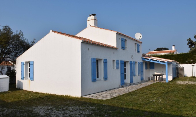 Noirmoutier-en-l'Ile Villa | Tranquil Retreat: Jolie Maison with Ocean View & Spa