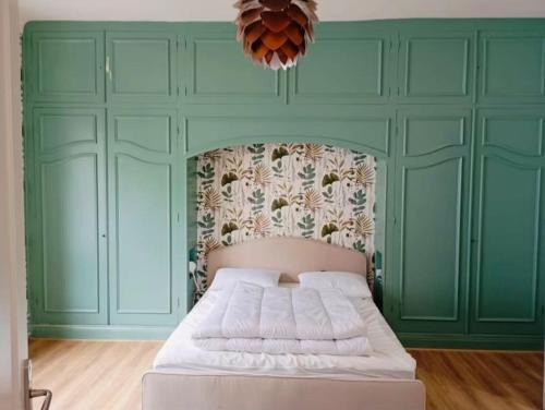Dernier Sou House | Modern Jolie Maison: Family-Friendly with Pool & Free Wifi