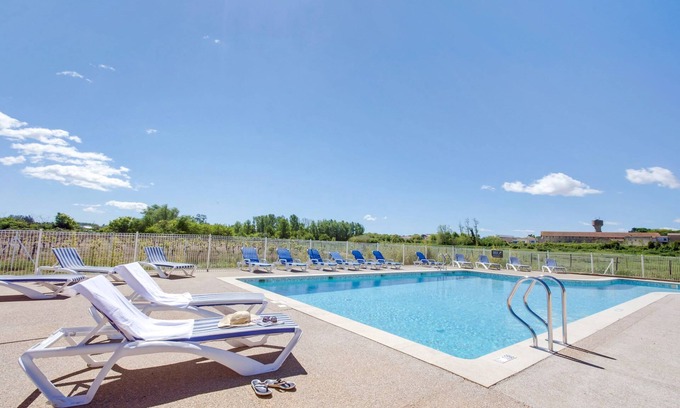 Colombiers Condo | Discover Jolie Maison: Your Tranquil Retreat in Colombiers