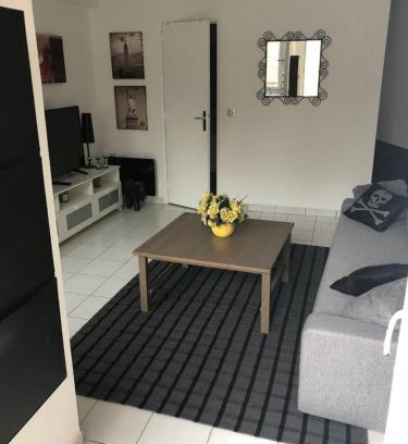 Villepinte House | Cozy Jolie Petite Maison - Family-Friendly Haven Awaits