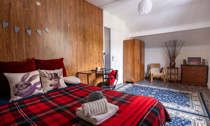 Romainville House | Delightful Jolie Room near Metro with Breakfast & Pet Access