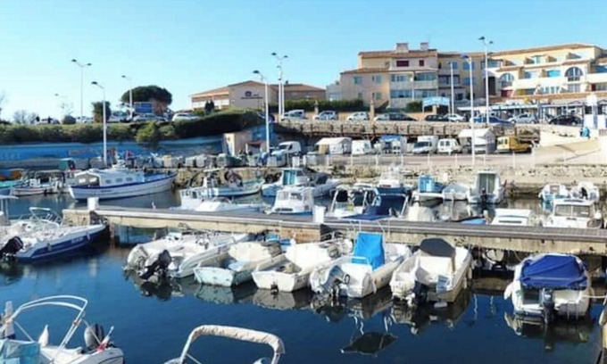 Sausset-les-Pins Apartment | Seaside Getaway: Jolie Studio with Family-Friendly Amenities