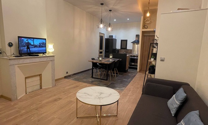 Noailles Apartment | Stylish T3 in Central Location with 2 Bedrooms & Baths