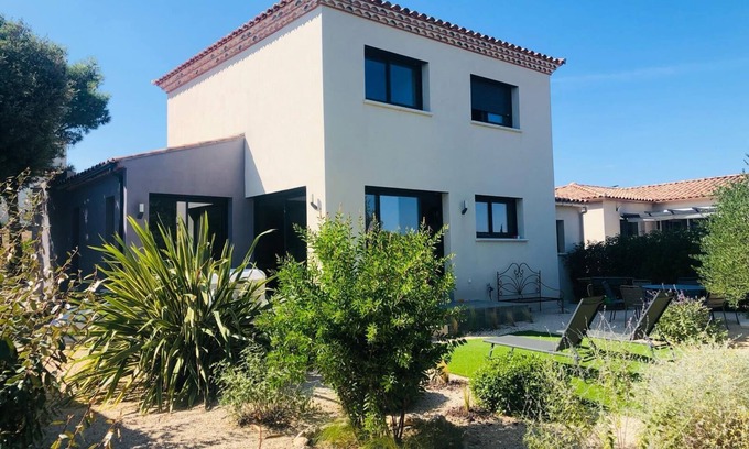 Poulx Villa | Relaxing Contemporary Villa in a Quiet Neighborhood