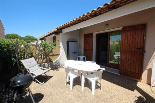 Portiragnes-Plage Villa | Cozy Villa with Pool and Ocean View, Just Steps from Beach