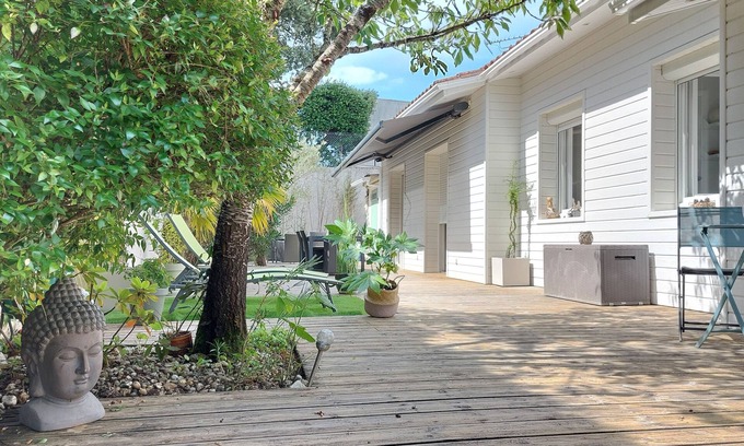 Pontaillac Villa | Idyllic Villa Surrounded by Greenery Steps from the Beach