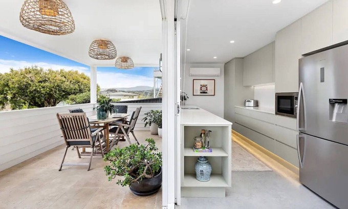 Kiama Downs House | Elegant Jones Beach Eureka Hideaway with Ocean View