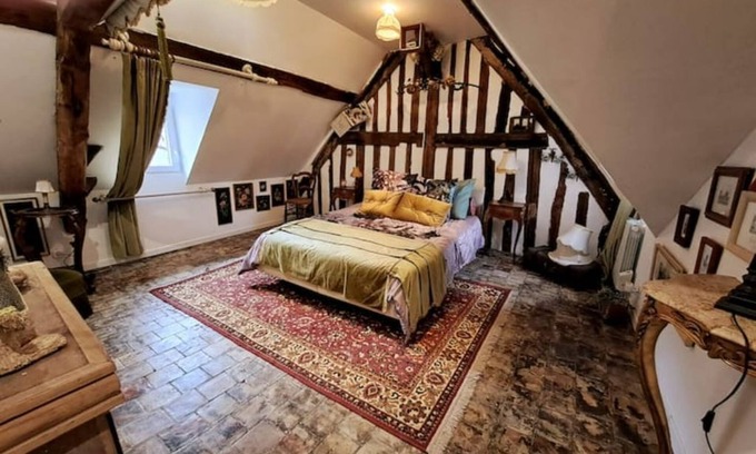 Honfleur Apartment | Jongkind's Experience House: Pet Friendly with Spa Access