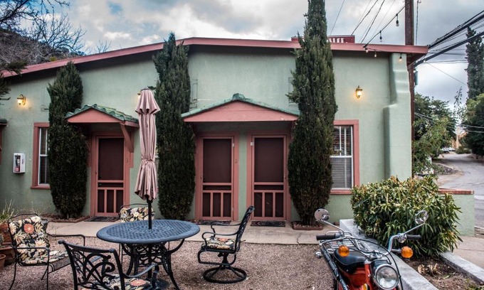Bisbee Hotel | Pet-Friendly Retreat at Jonquil Motel - Rated 8.9/10