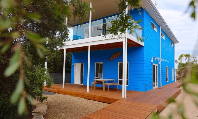 Waterhouse House | Immaculate New Home on Long Beach with Breakfast & Kitchen