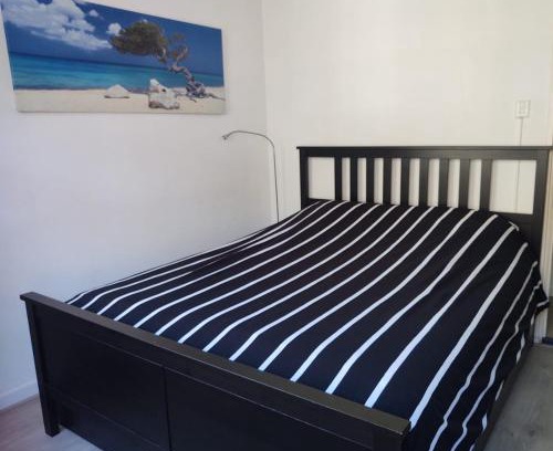 Jordaan Apartment | Inviting Jordaan Canal View Apartment with Child-Friendly Amenities