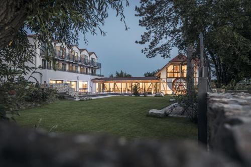 Mainz-Bingen Hotel | Experience Jordan's Untermühle: Pet Friendly Oceanfront Retreat
