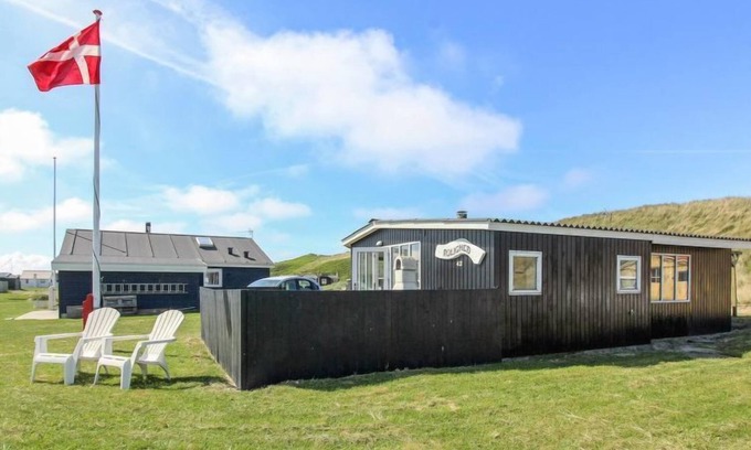 Fjand Badeby House | Beachside Retreat: Jorie with Ocean Views & Spa Access
