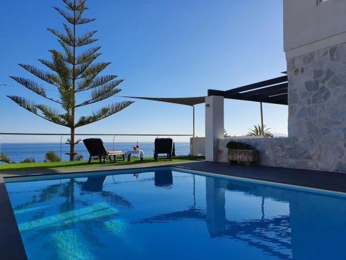 Torre de Benagalbon House | José Holiday Residence: Family-Friendly with Kitchen Amenities