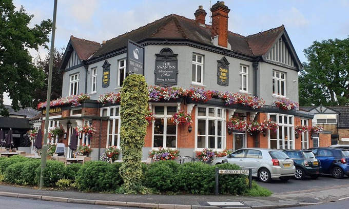Esher Bed & Breakfast | Guest Rated 9.8: José Pizarro The Swan Inn in Esher
