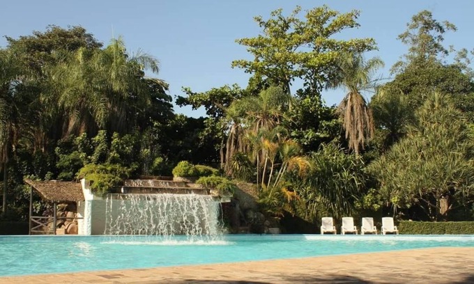 Santa Cruz House | Discover Jose Luis Noya: Family-Friendly Retreat with Pool