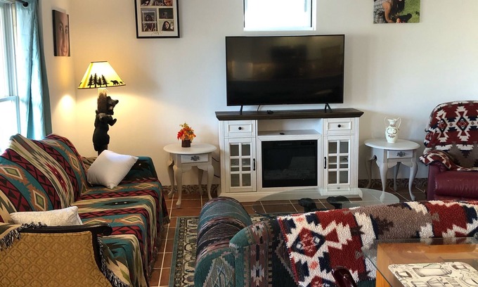 Jim Thorpe Apartment | Josephine's Apartment: Pet-Friendly Retreat with Spa & Hot Tub