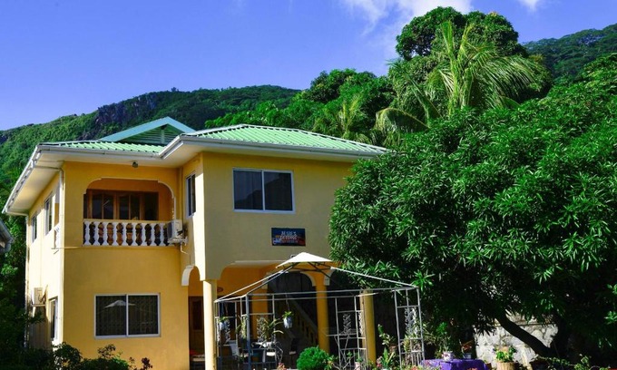 Mare Anglaise Apartment | Experience Oceanfront Bliss at Josies Cottage - Rated 9/10
