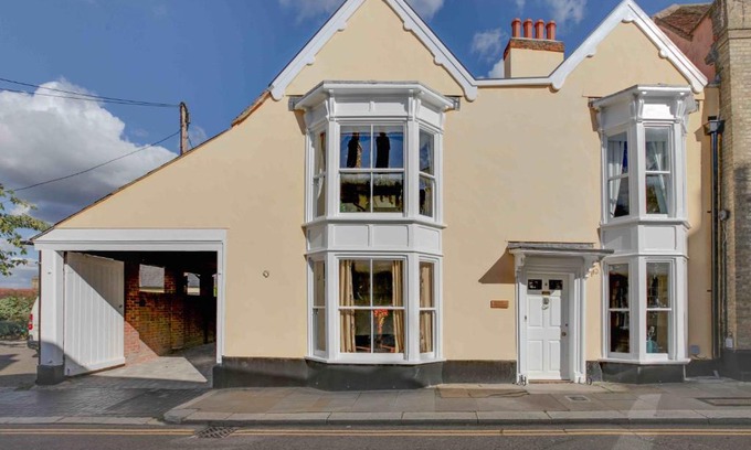 Heybridge House | Experience Josua Medieval Living: Pet-Friendly Comfort
