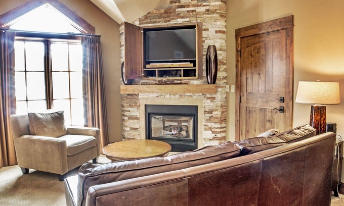 Tamarack Apartment | Journey's End Mountain Studio | Saltwater Hot Tub | Fitness Center