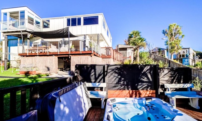 Raglan Apartment | Exceptional Journeys End: Oceanfront Stay with Hot Tub