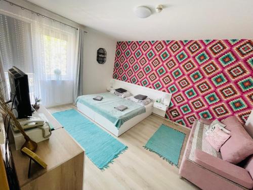 Zalakaros Apartment | Joy Apartman: Oceanfront Retreat with Private Pool & Pets