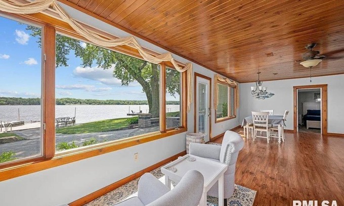 Scott County House | JOY by the River 3-bedroom RIVERSIDE bungalow w/WiFi, AC in charming Le Claire