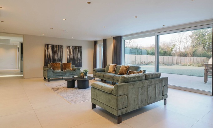 Whitstable Cottage | JOY LANE MANSION, family friendly, with pool in Whitstable