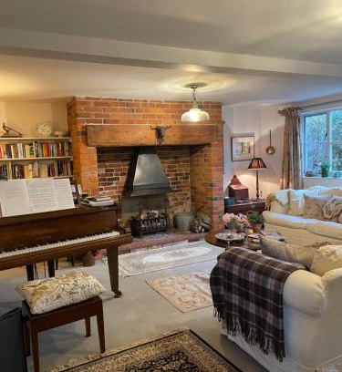 Orston Bed & Breakfast | Joyce’s Barn: Family-Friendly Retreat with Kitchen Amenities