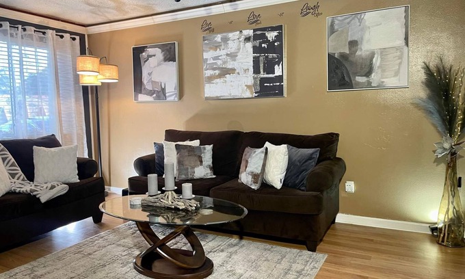 Shreveport House | Inviting 3-Bedroom Retreat with Fireplace & Lake Views