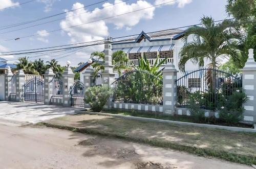 May Pen House | Welcoming Ambiance Retreat with Eco-Friendly Amenities