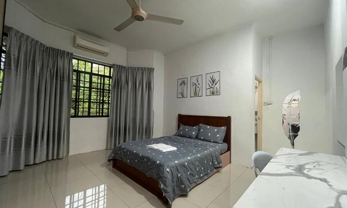 Lutong Apartment | Charming Joyful Homestay in Miri with Ocean View & Beach