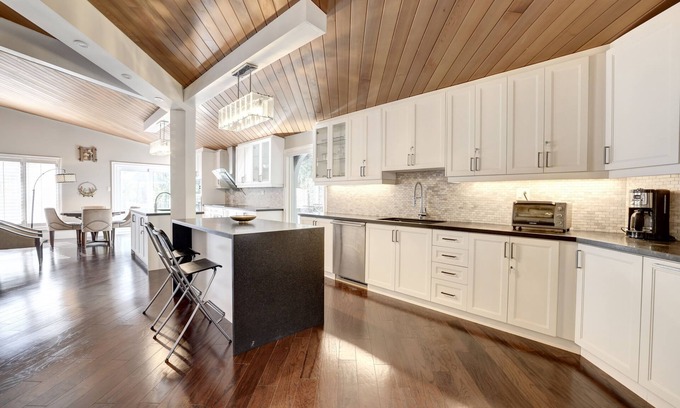 Sheridan Villa | Joyful Mansion: Family-Friendly Retreat with Indoor Fun