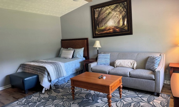 Mount Berry Condo | Comfortable Retreat Near Berry College with Family Amenities