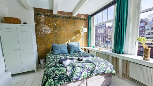 Amsterdam City Centre House | Idyllic House with Canal View in Central Location