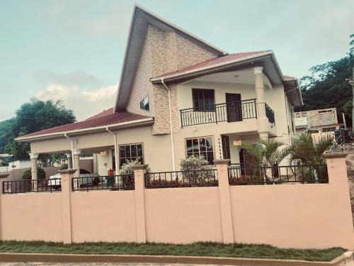 Aburi House | Joyous AP Guest House: Ideal Family Retreat with Spa & Kitchen