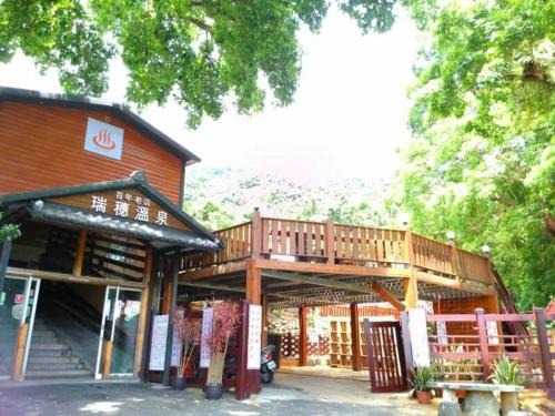 Wanrong Hotel | JS Hotspring: Family-Friendly Stay with Relaxing Hot Tub
