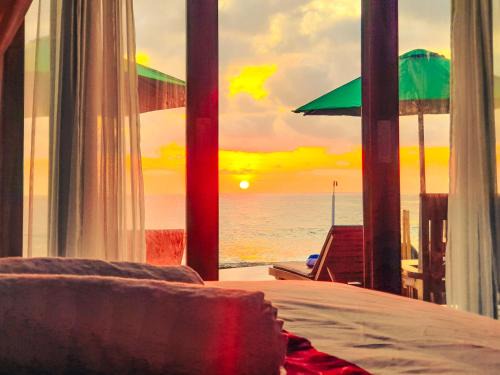 Penida Island Hotel | Cozy Juan Beach Bungalow with Oceanfront Views & Pool