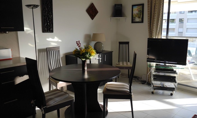 Juan-les-Pins Apartment | Oceanfront Residential Flat in Juan Les Pins - Rated 9.8
