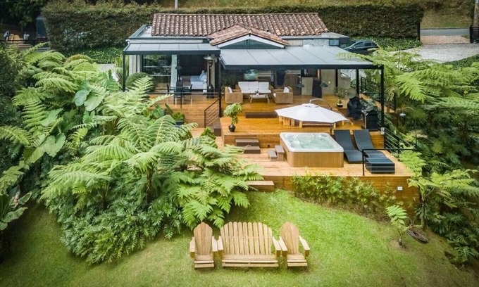 Retiro Villa | Relaxing Retreat with Private Hot Tub at Juanito Laguna