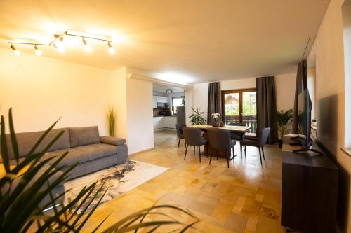 Bad Ischl Apartment | Elegant Jubiläum Apartment with Ocean Views and Pet-Friendly