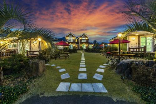 Jungmun House | Discover Jubilee Chalet: Oceanfront Bliss with Top Amenities
