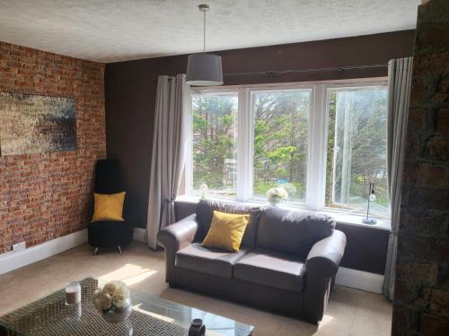 Liverpool Bed & Breakfast | Cozy Jubilee Pub: Oceanfront Retreat with Unique Amenities