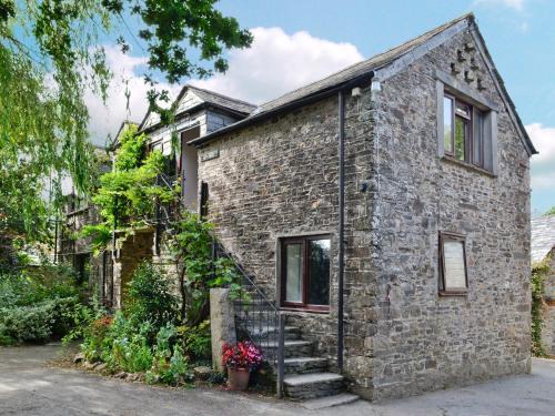 Launceston House | Judd: 4-Star Retreat with Pool and Hot Tub Amenities